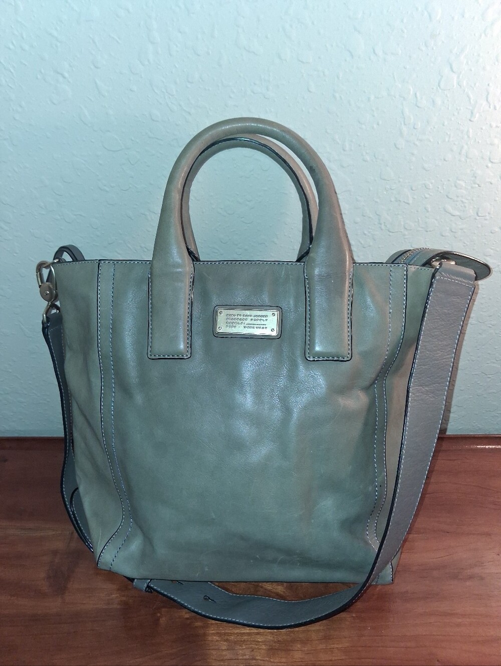 MARC BY: MARK JACOBS TAUPE LEATHER HAND BAG W/ ZIPPER CLOSURE